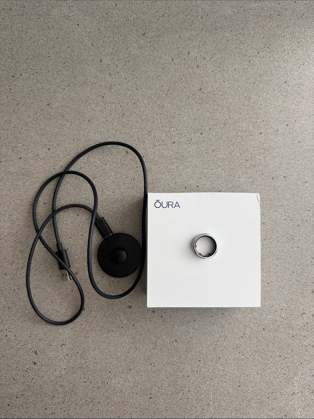 Oura Silver Ring 3 with Black Charging Dock and Cable